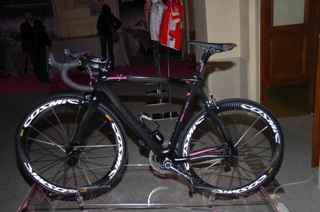 2011 Giro d'Italia Presentation - Bike with Campy Electric? 2011 Giro d'Italia Presentation - Bike with Campy Electric?