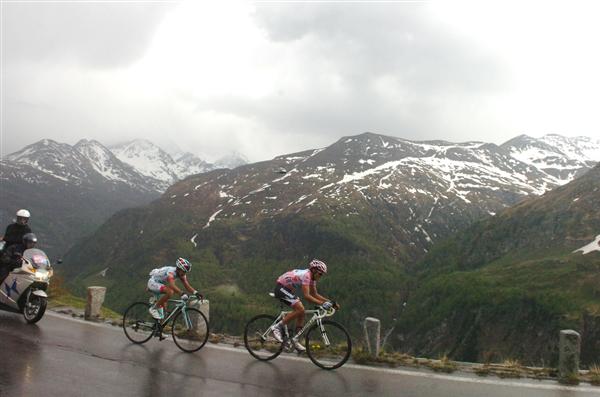 2011 Giro d'Italia - Contador and Rujano in Stage 15